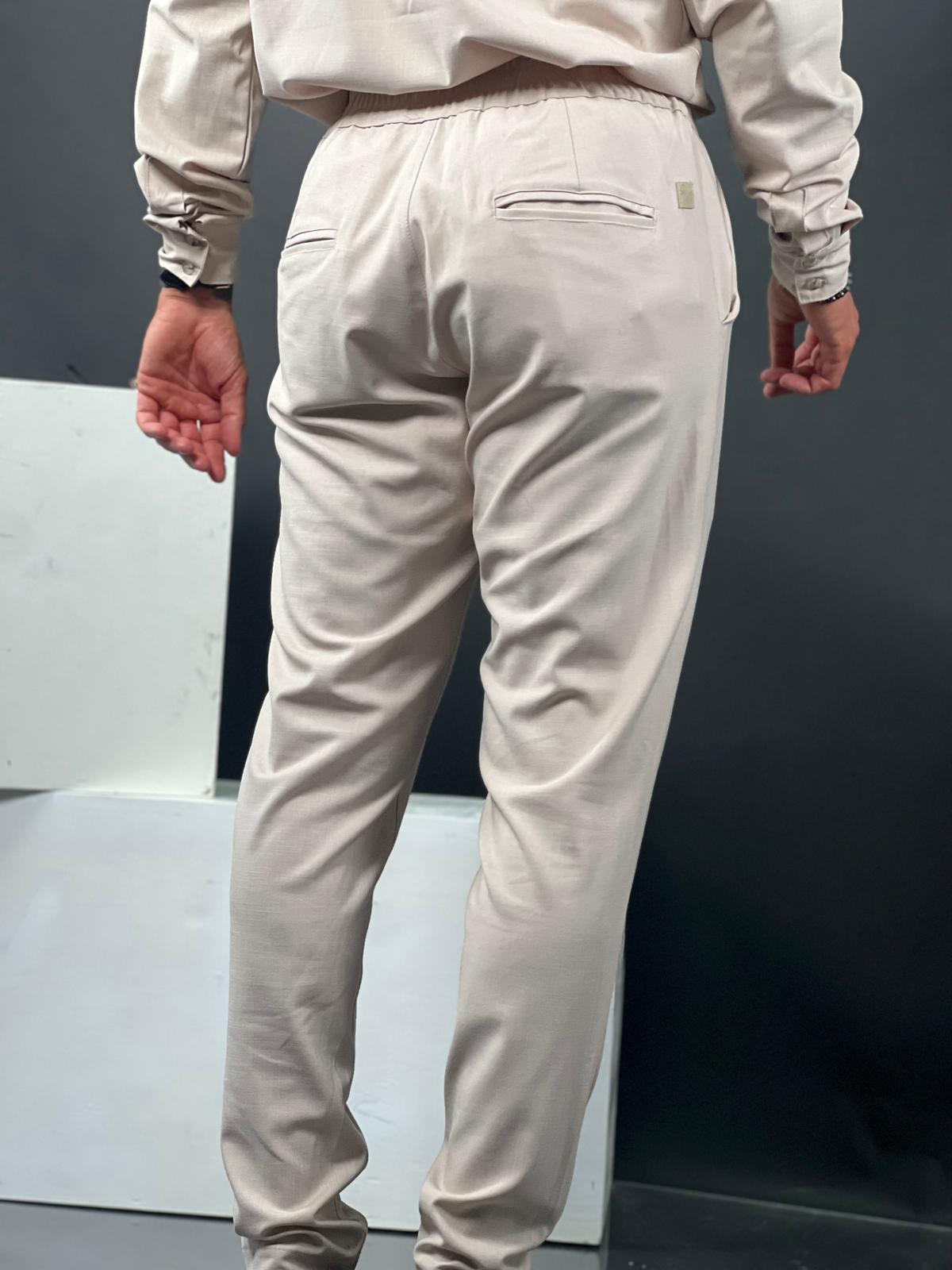 מכנסיים אלגנטיים של Max Mara מבד פשתן רך בגזרה ישרה.