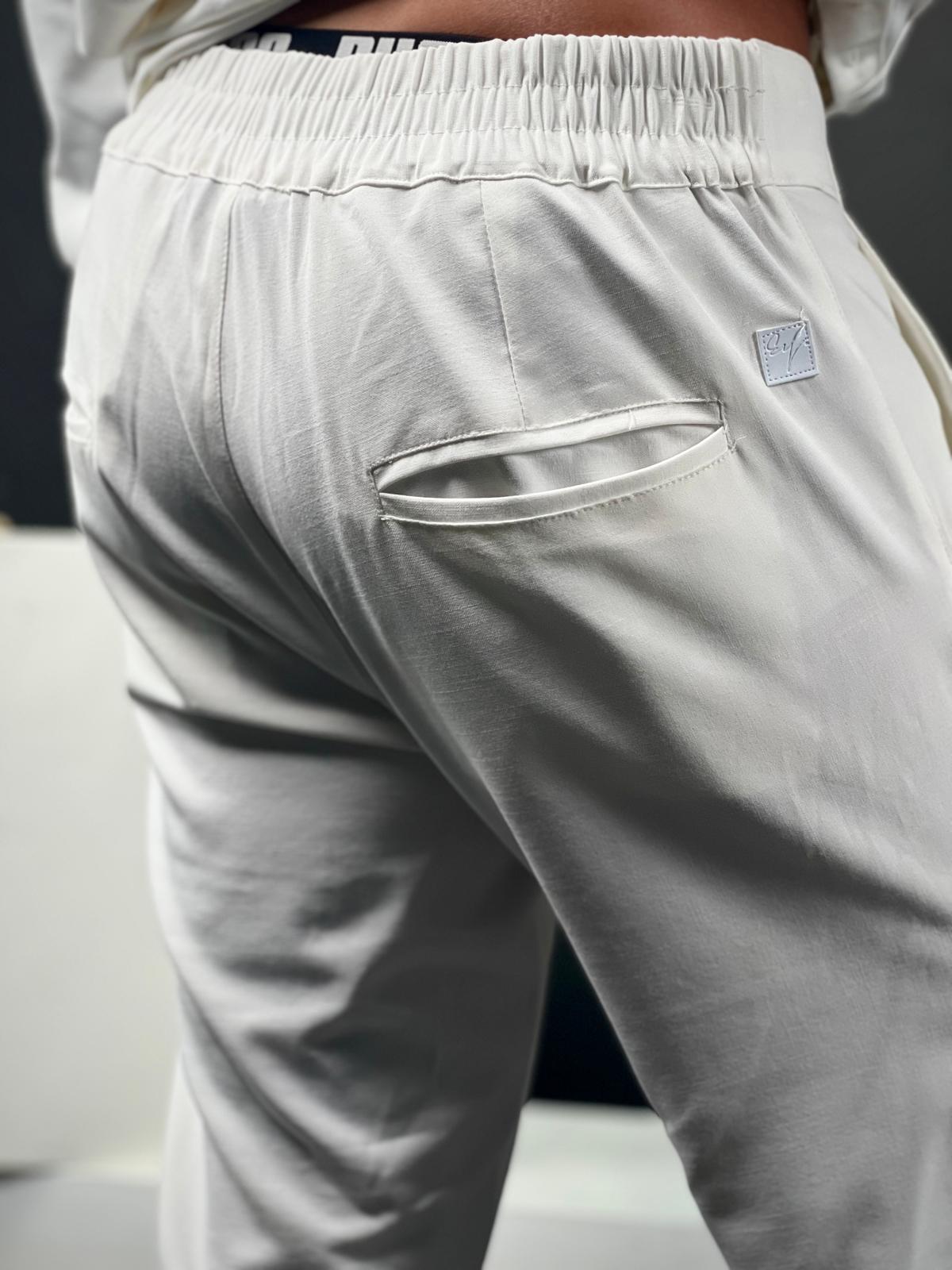 מכנסיים אלגנטיים של Max Mara מבד פשתן רך בגזרה ישרה.