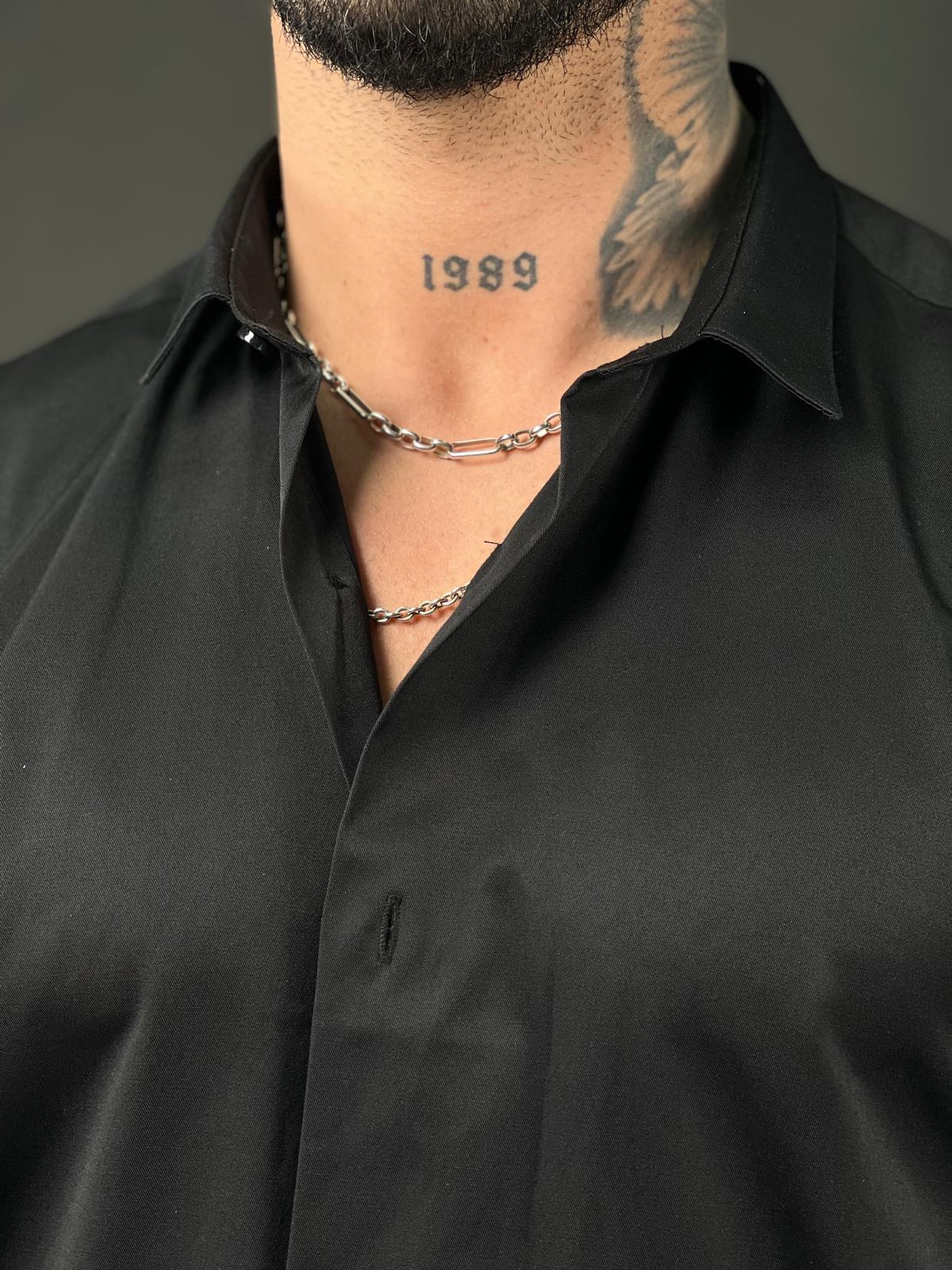 חולצת סאטן בגזרה צמודה – אלגנטית ונוחה