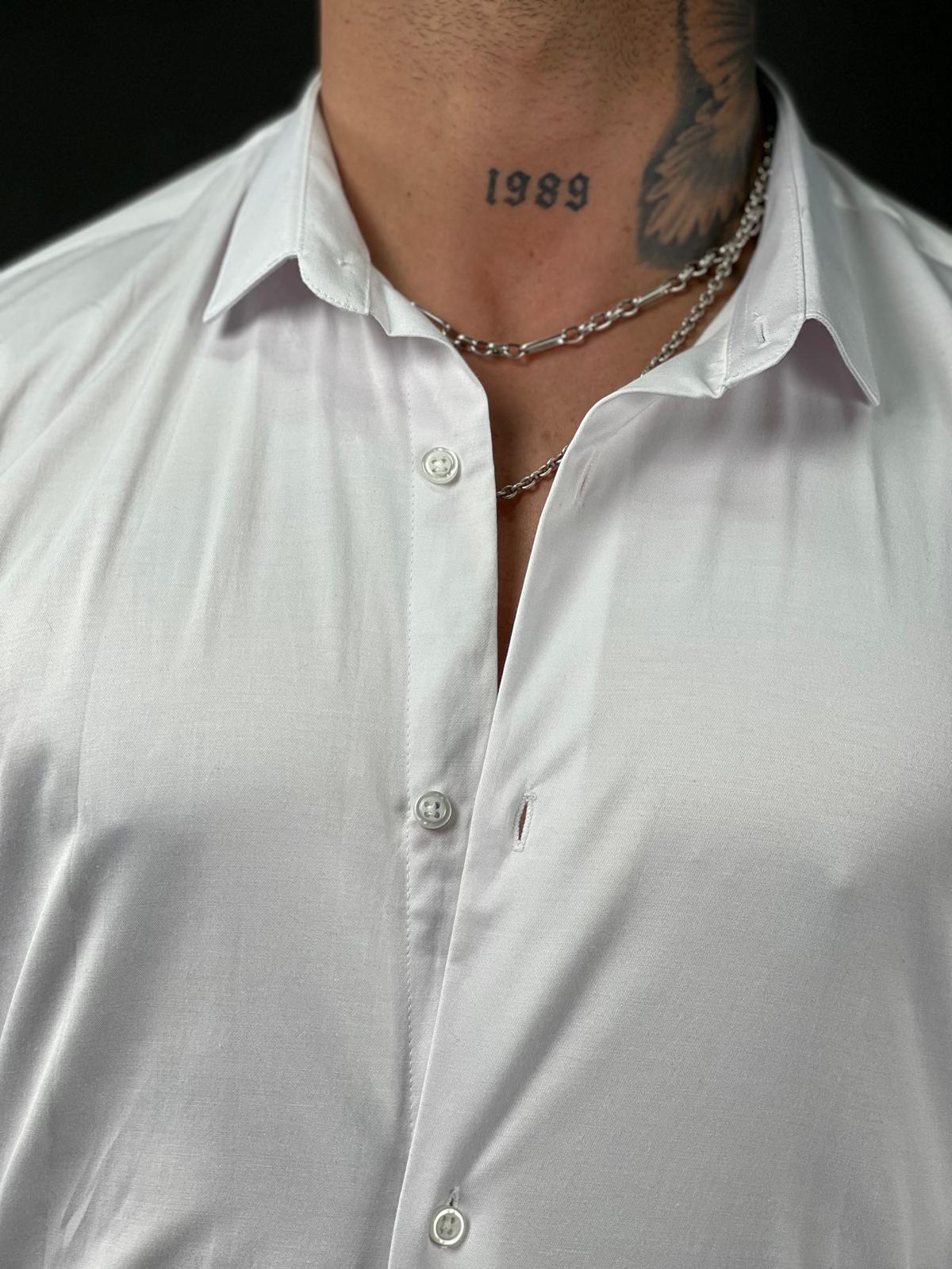 חולצת סאטן בגזרה צמודה – אלגנטית ונוחה