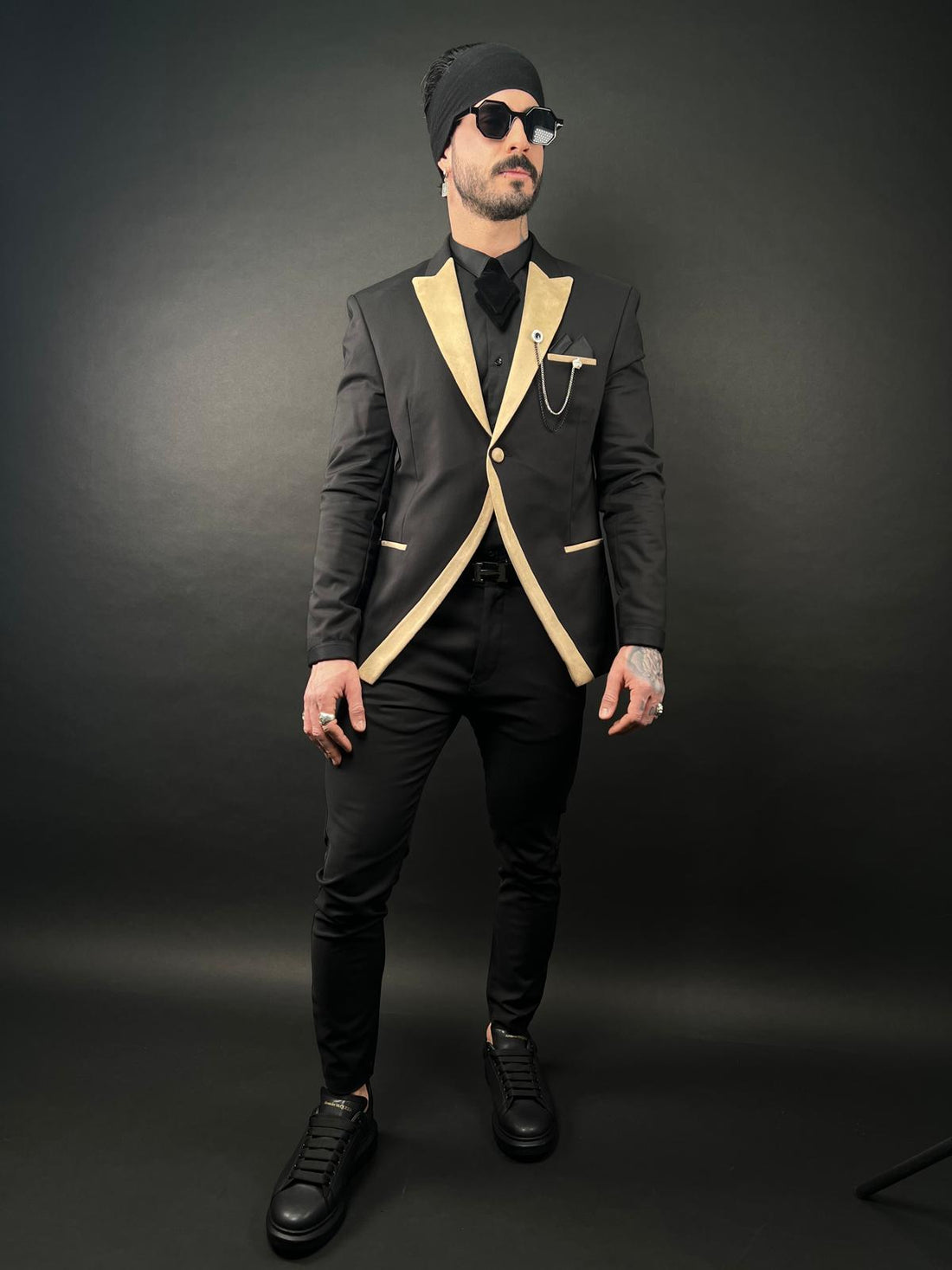 Old money style guide for men - SWAG69 velvet blazer