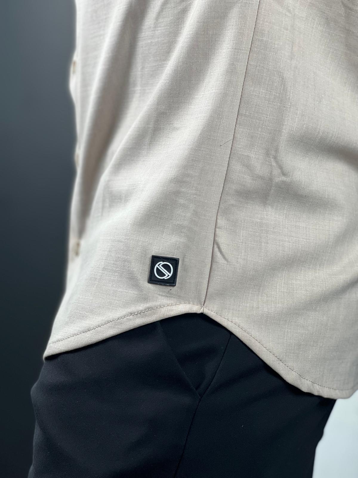 Camisa abotonada de manga corta Max Mara, confeccionada en elegante tejido de lino.