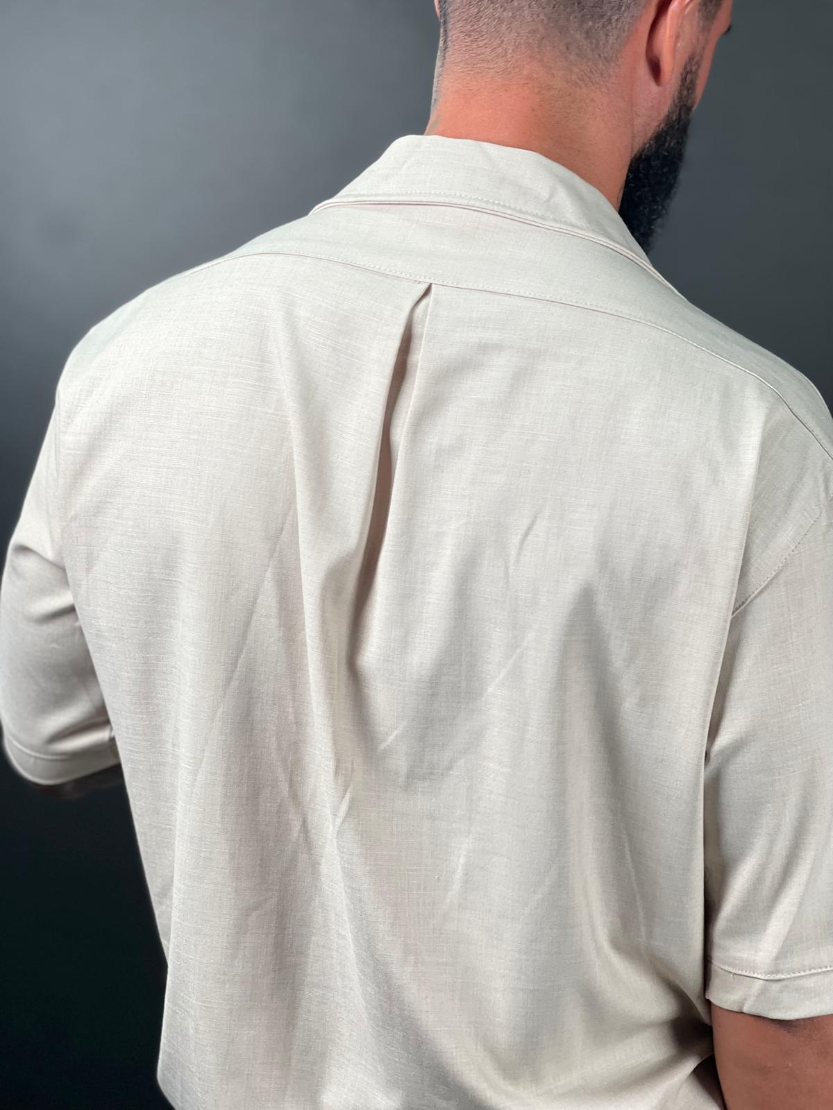 Camisa abotonada de manga corta Max Mara, confeccionada en elegante tejido de lino.