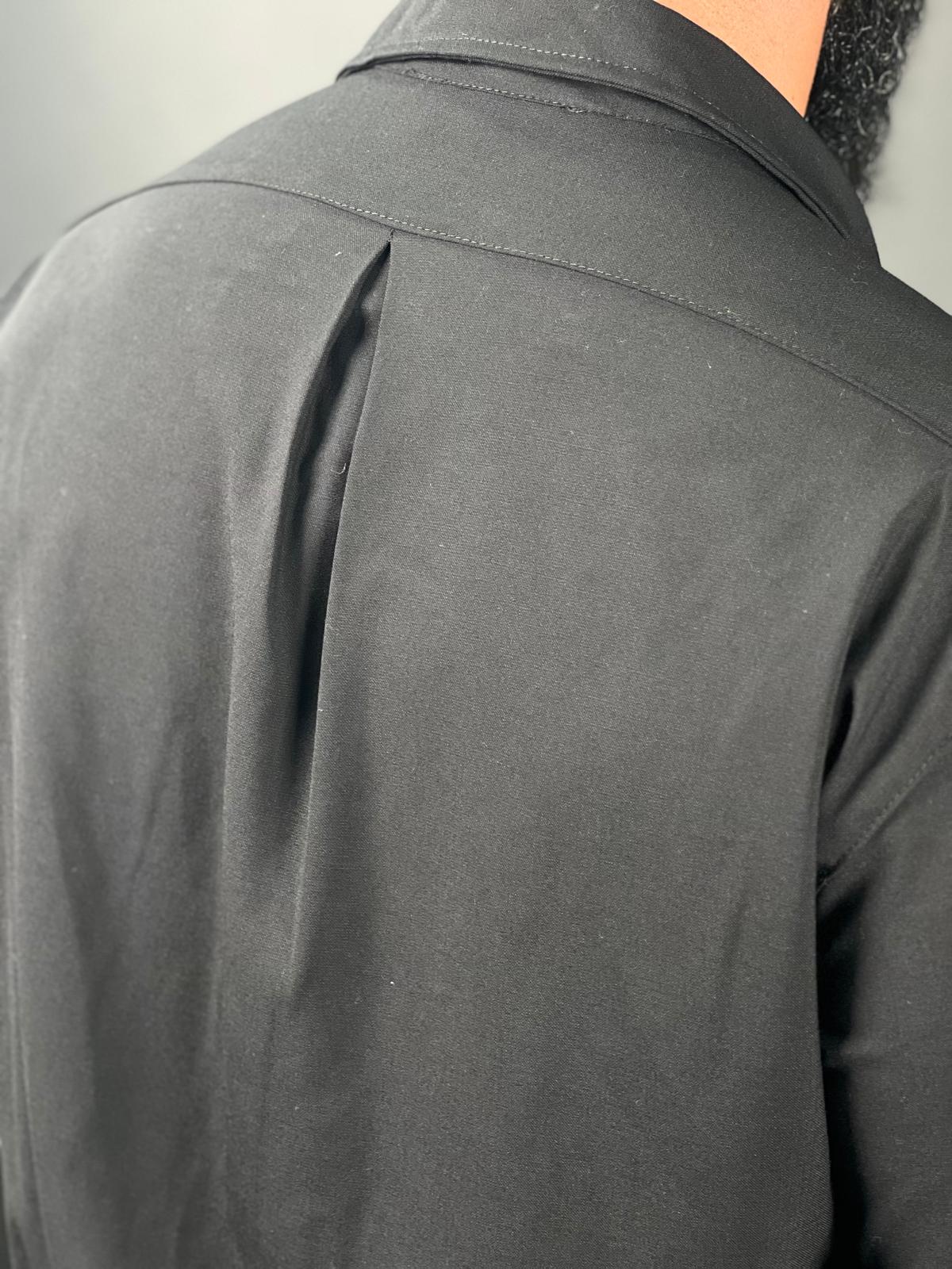 Camisa abotonada de manga corta Max Mara, confeccionada en elegante tejido de lino.