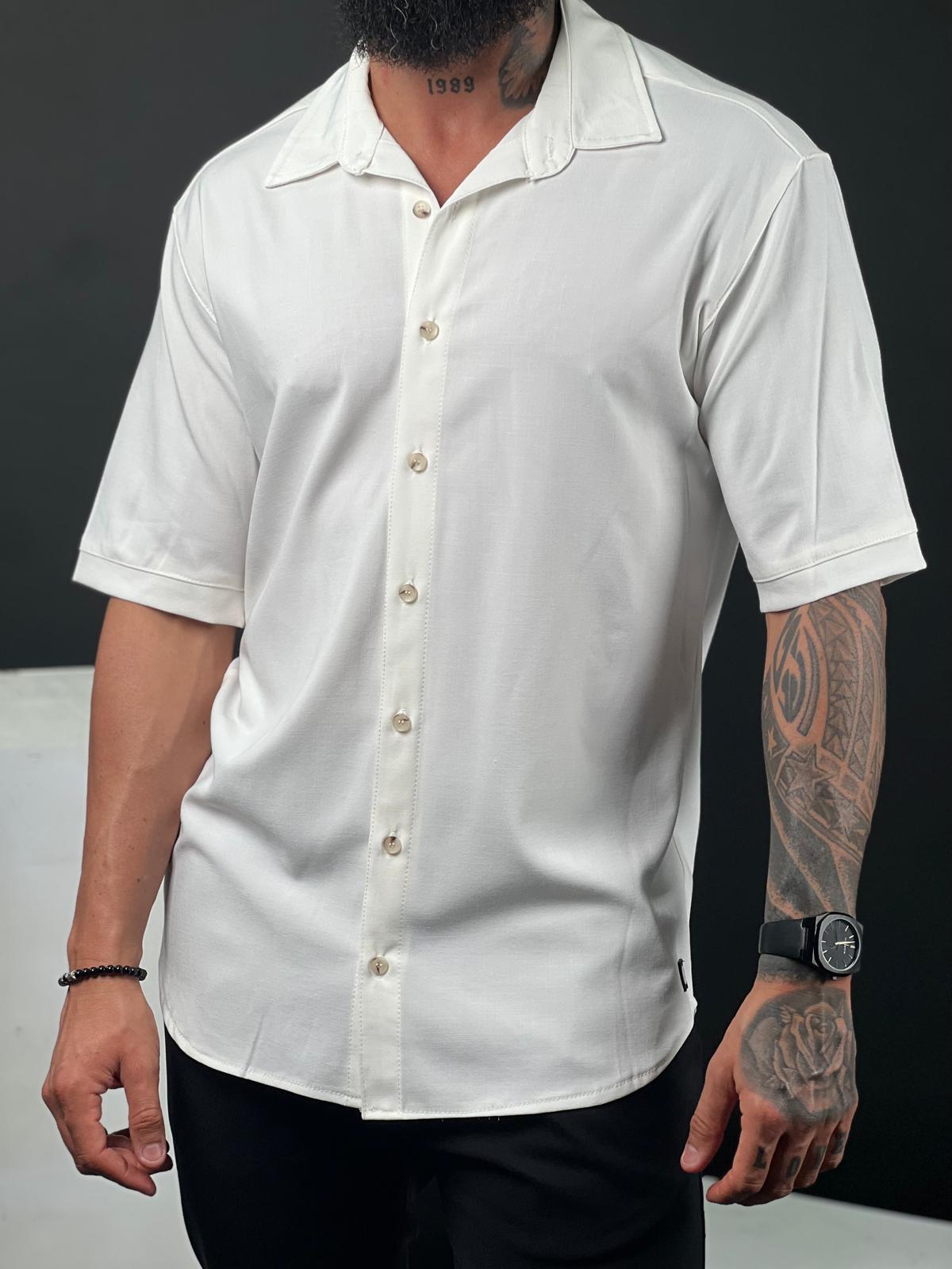 Camisa abotonada de manga corta Max Mara, confeccionada en elegante tejido de lino.