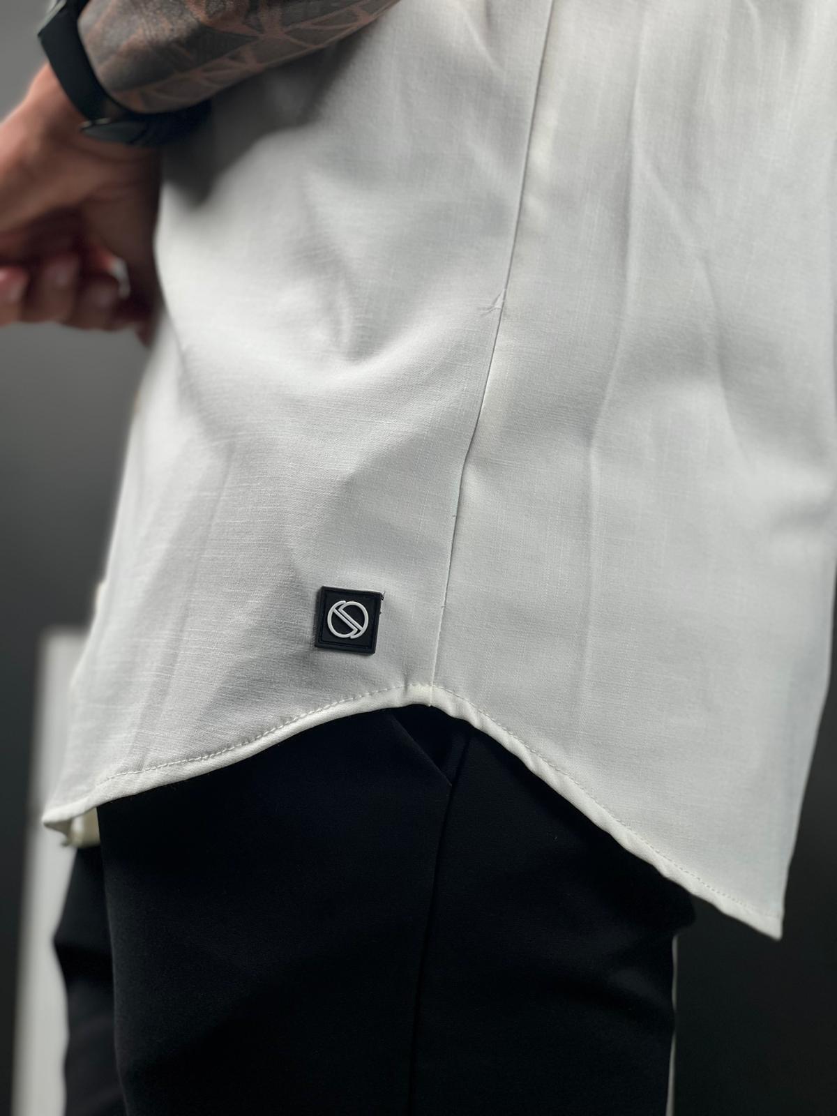 Camisa abotonada de manga corta Max Mara, confeccionada en elegante tejido de lino.