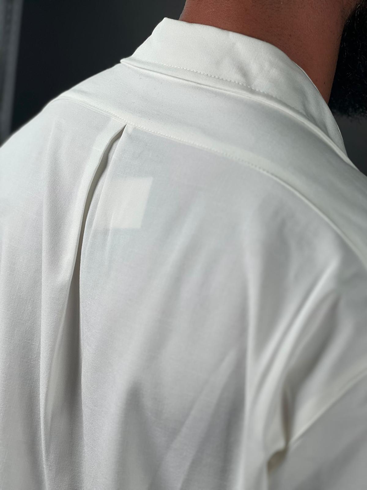 Camisa abotonada de manga corta Max Mara, confeccionada en elegante tejido de lino.