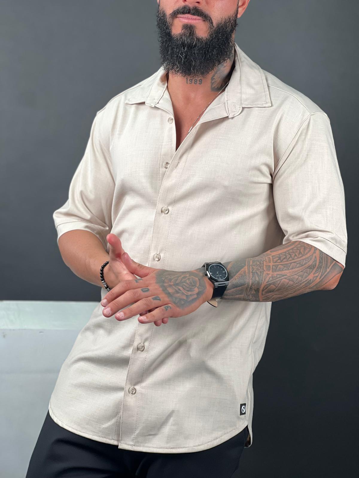 Camisa abotonada de manga corta Max Mara, confeccionada en elegante tejido de lino.