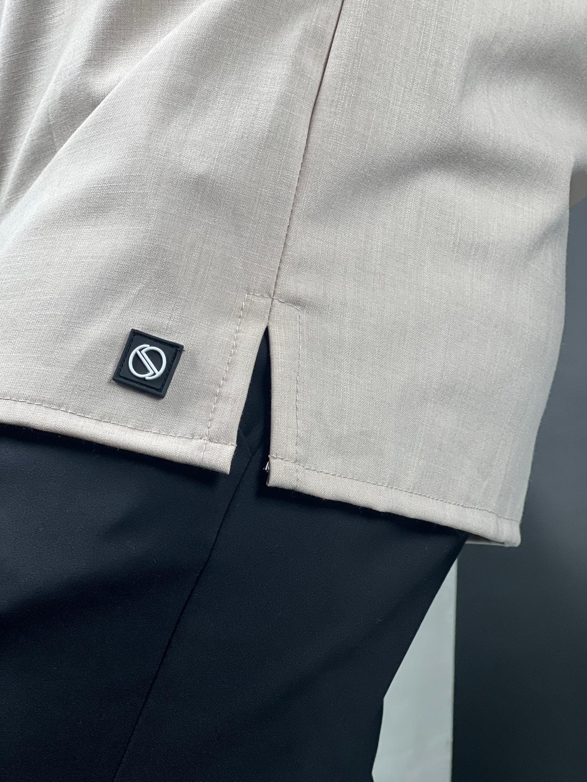 Max Mara long-sleeved button-up, made of elegant linen fabric.