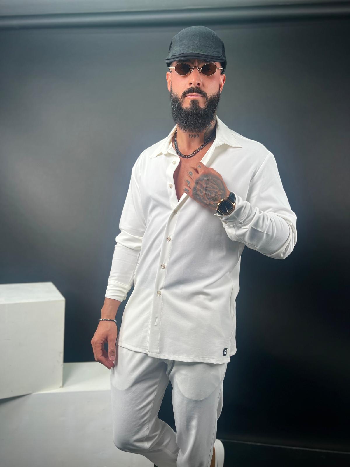 Max Mara long-sleeved button-up, made of elegant linen fabric.