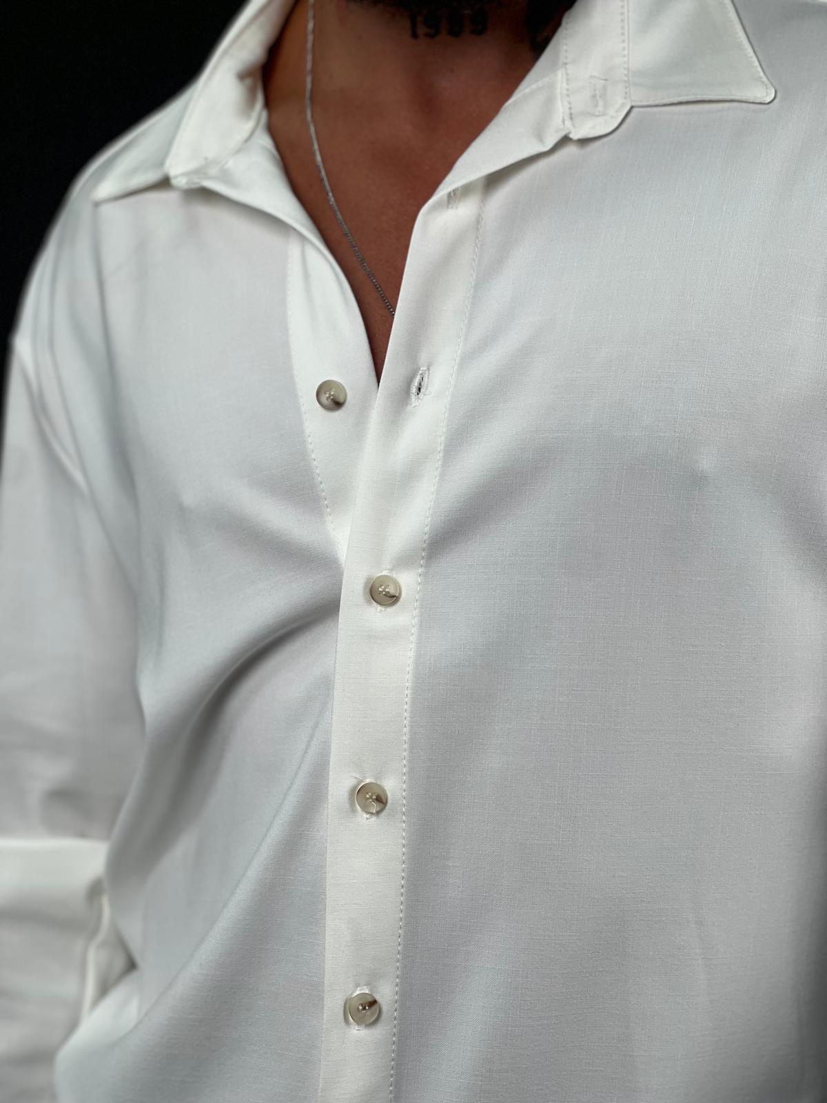 Max Mara long-sleeved button-up, made of elegant linen fabric.