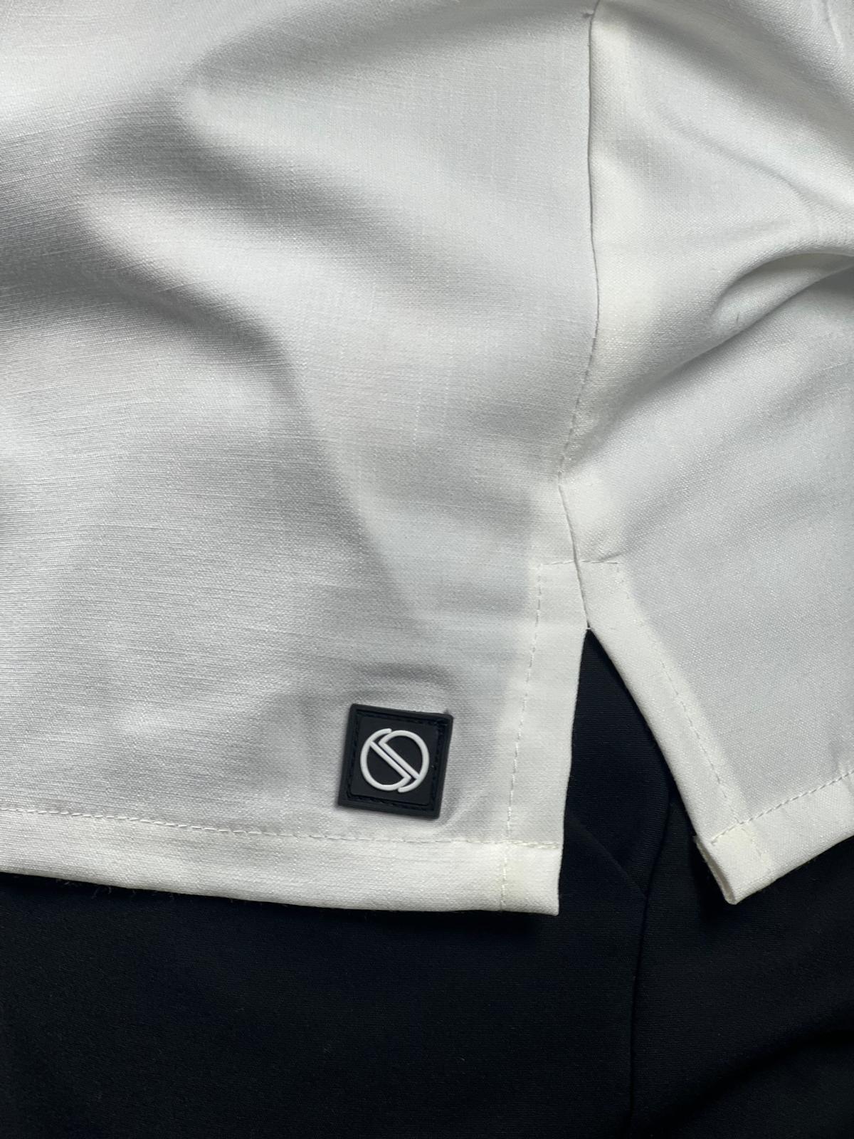 Max Mara long-sleeved button-up, made of elegant linen fabric.