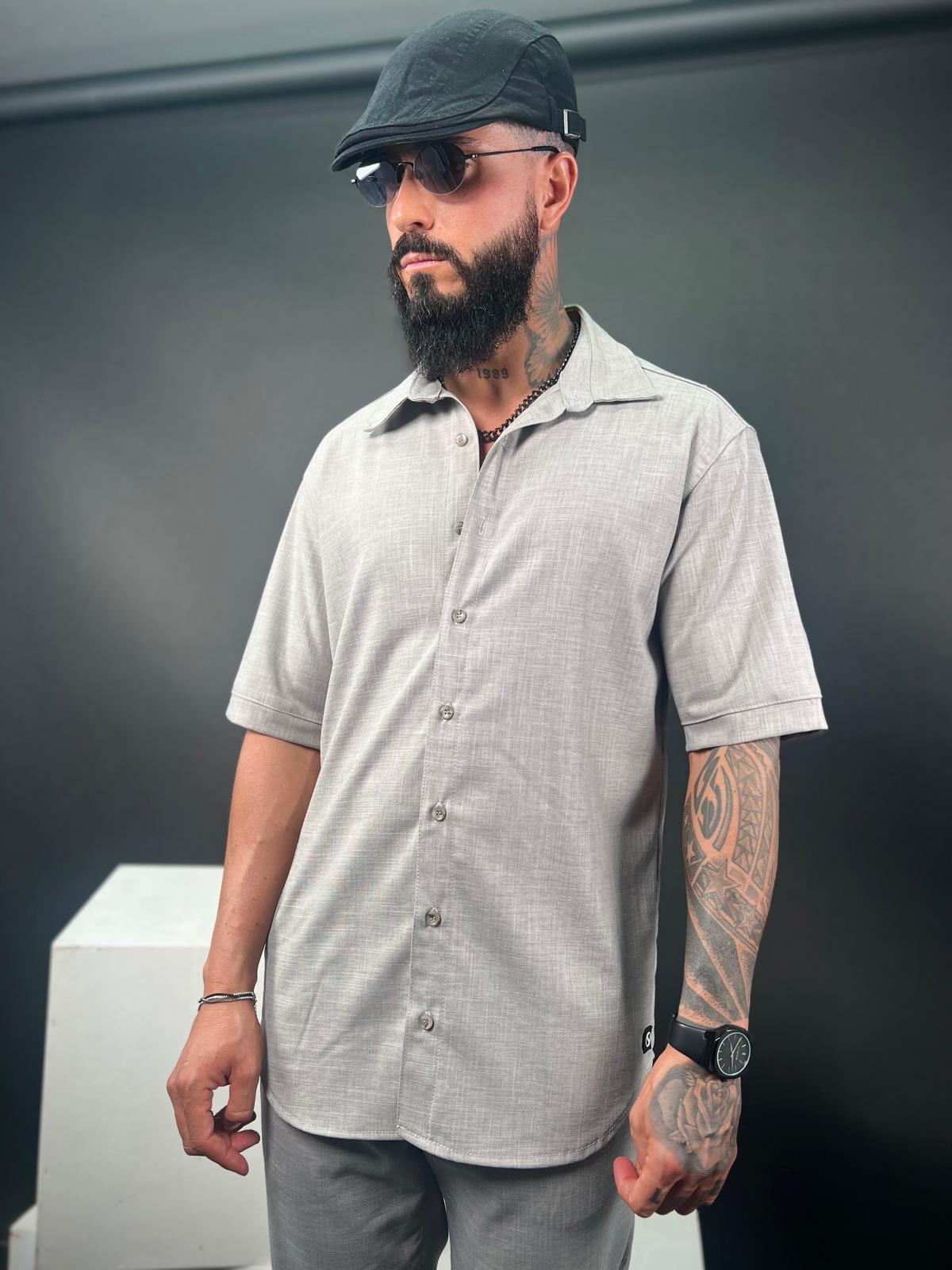 Camisa abotonada de manga corta Max Mara, confeccionada en elegante tejido de lino.