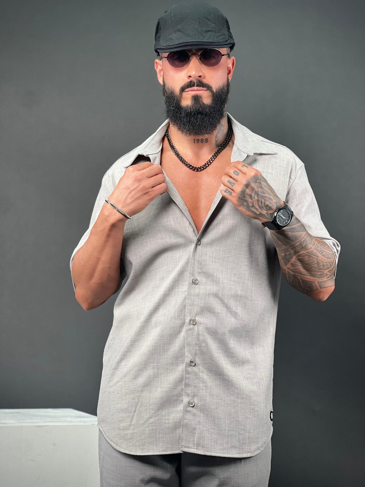 Camisa abotonada de manga corta Max Mara, confeccionada en elegante tejido de lino.