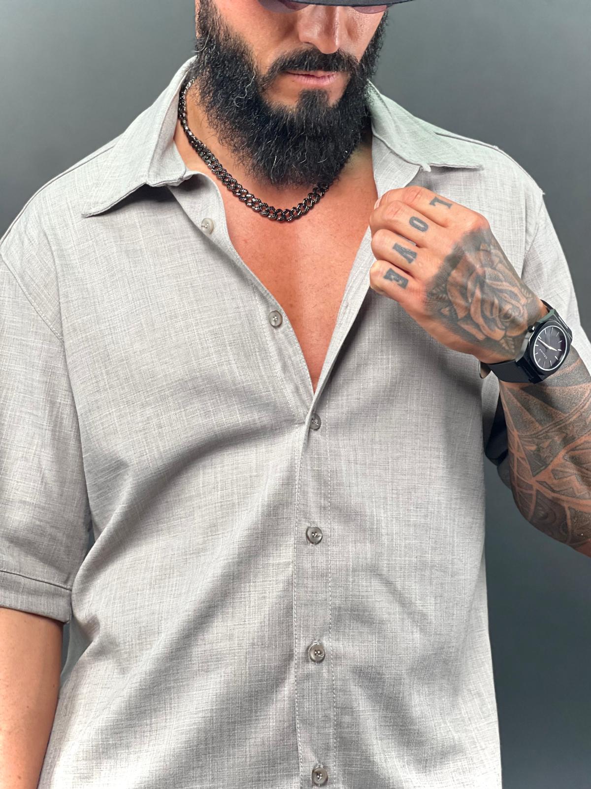 Camisa abotonada de manga corta Max Mara, confeccionada en elegante tejido de lino.