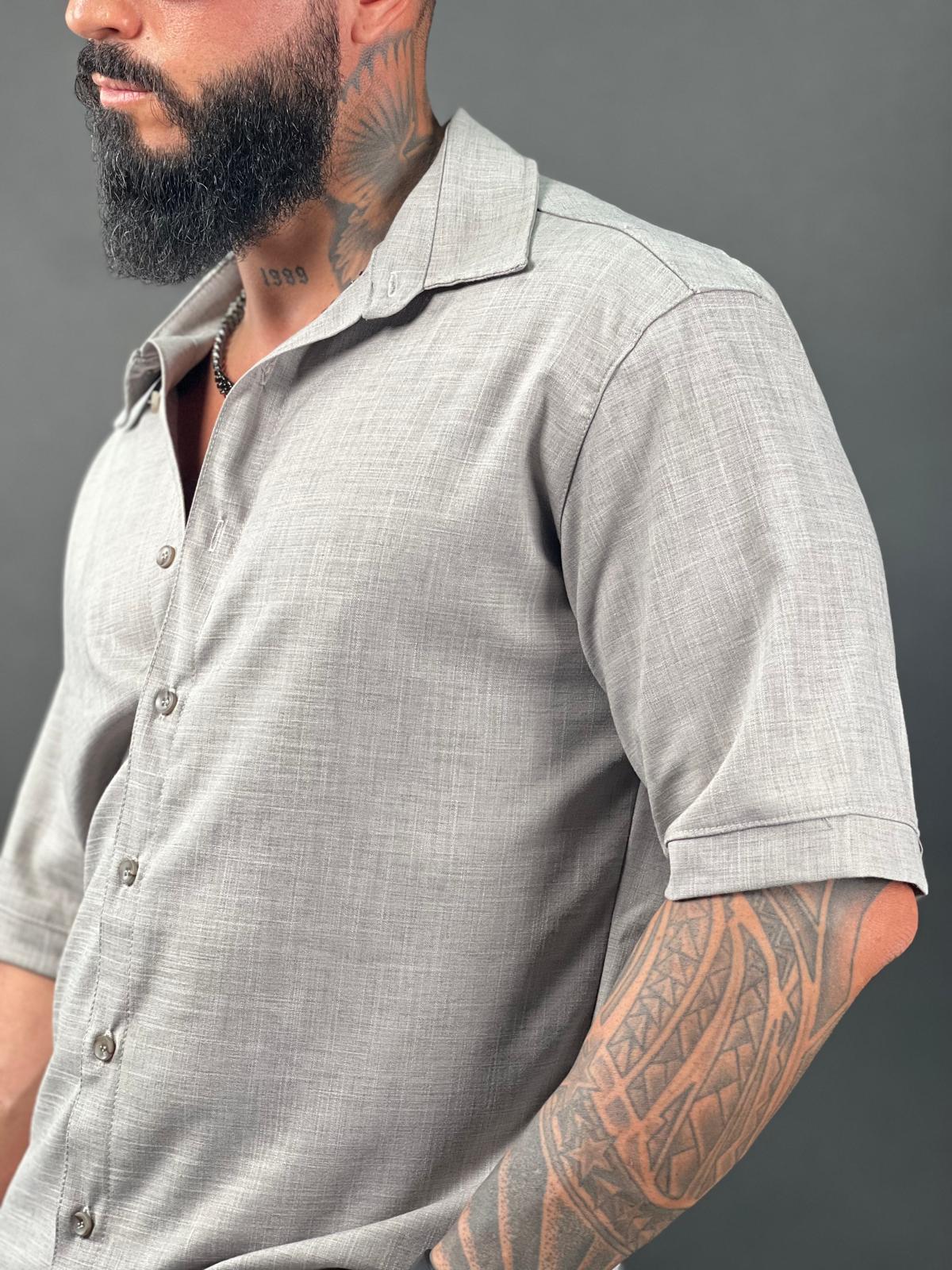 Camisa abotonada de manga corta Max Mara, confeccionada en elegante tejido de lino.