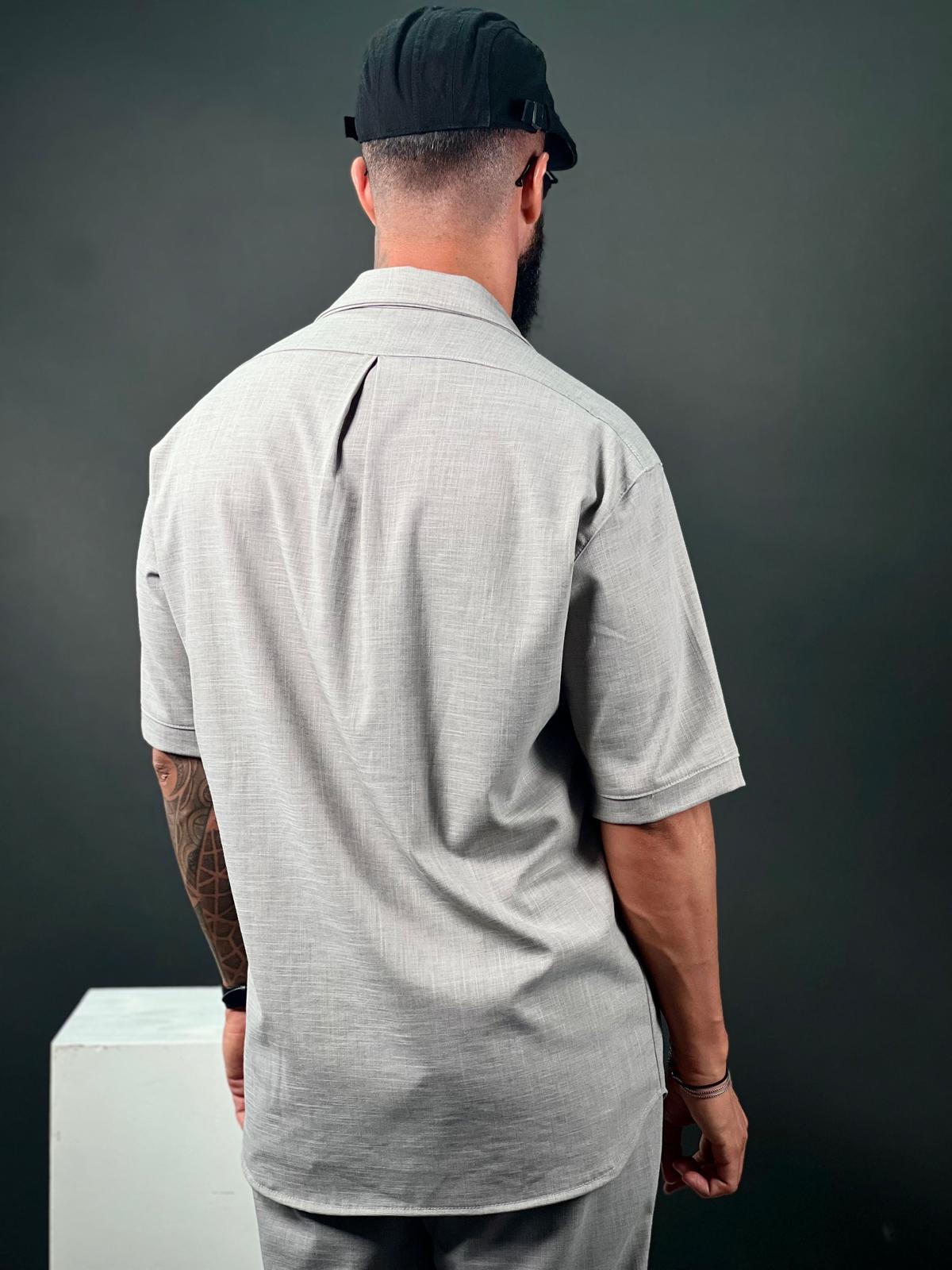 Camisa abotonada de manga corta Max Mara, confeccionada en elegante tejido de lino.