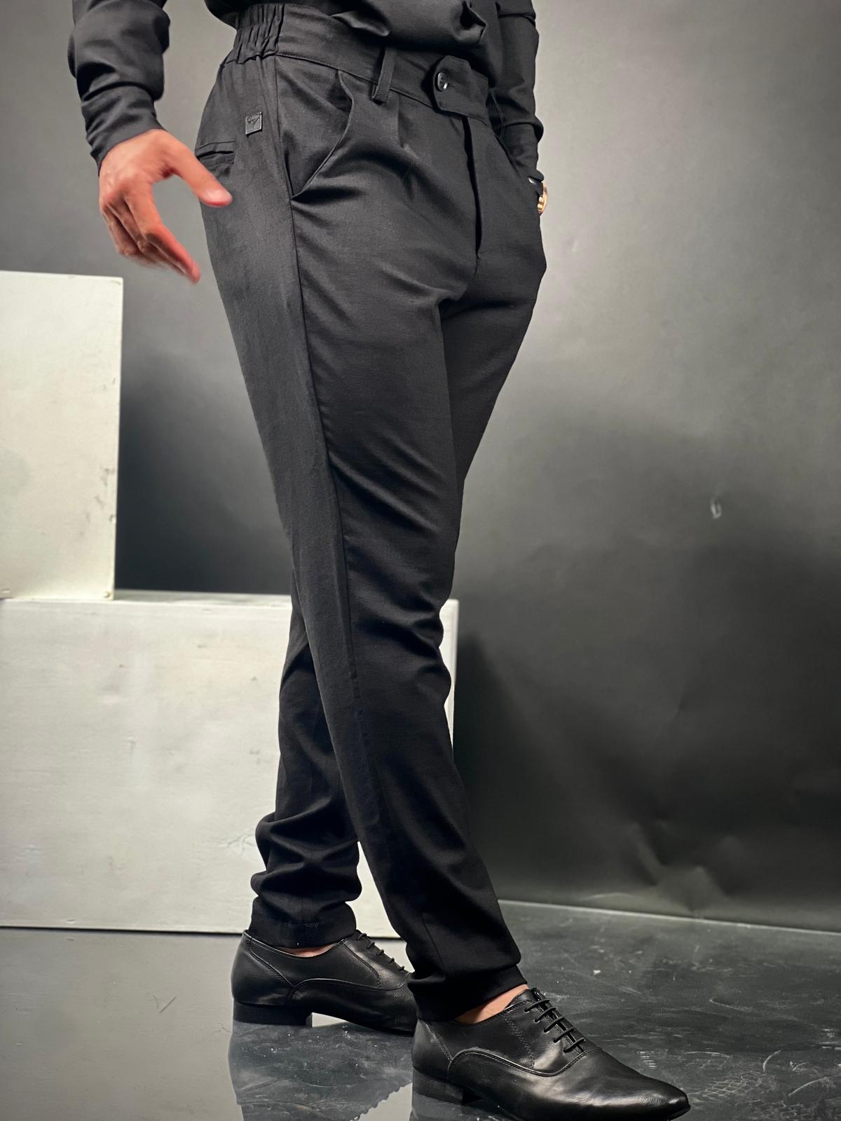 מכנסיים אלגנטיים של Max Mara מבד פשתן רך בגזרה ישרה.