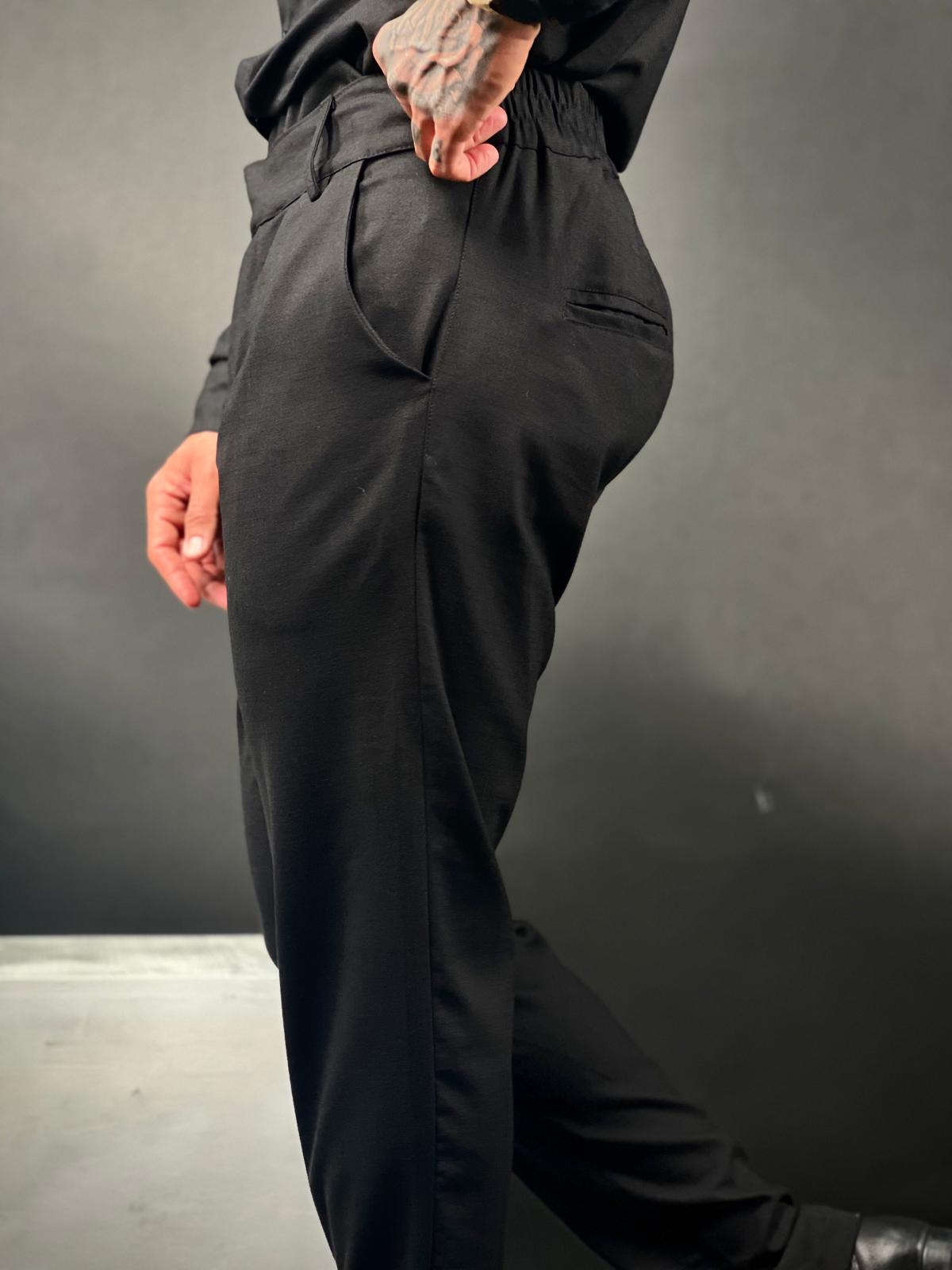 מכנסיים אלגנטיים של Max Mara מבד פשתן רך בגזרה ישרה.