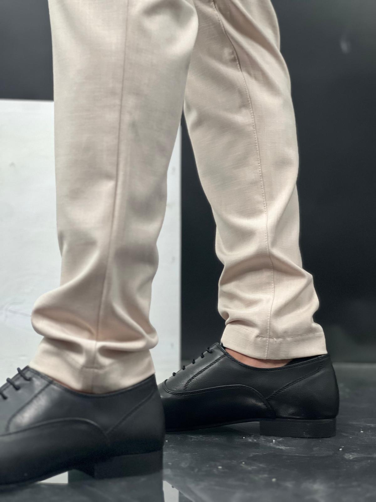 מכנסיים אלגנטיים של Max Mara מבד פשתן רך בגזרה ישרה.