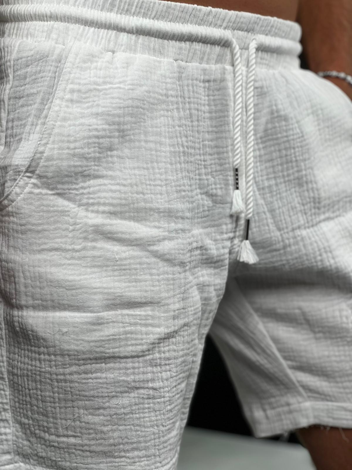 Comfortable and soft short linen pants with a delicate torn finish from the Soliton Collection.