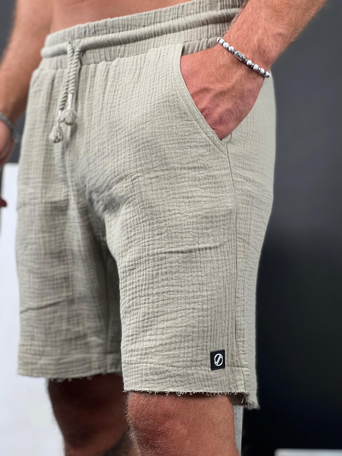 Comfortable and soft short linen pants with a delicate torn finish from the Soliton Collection.