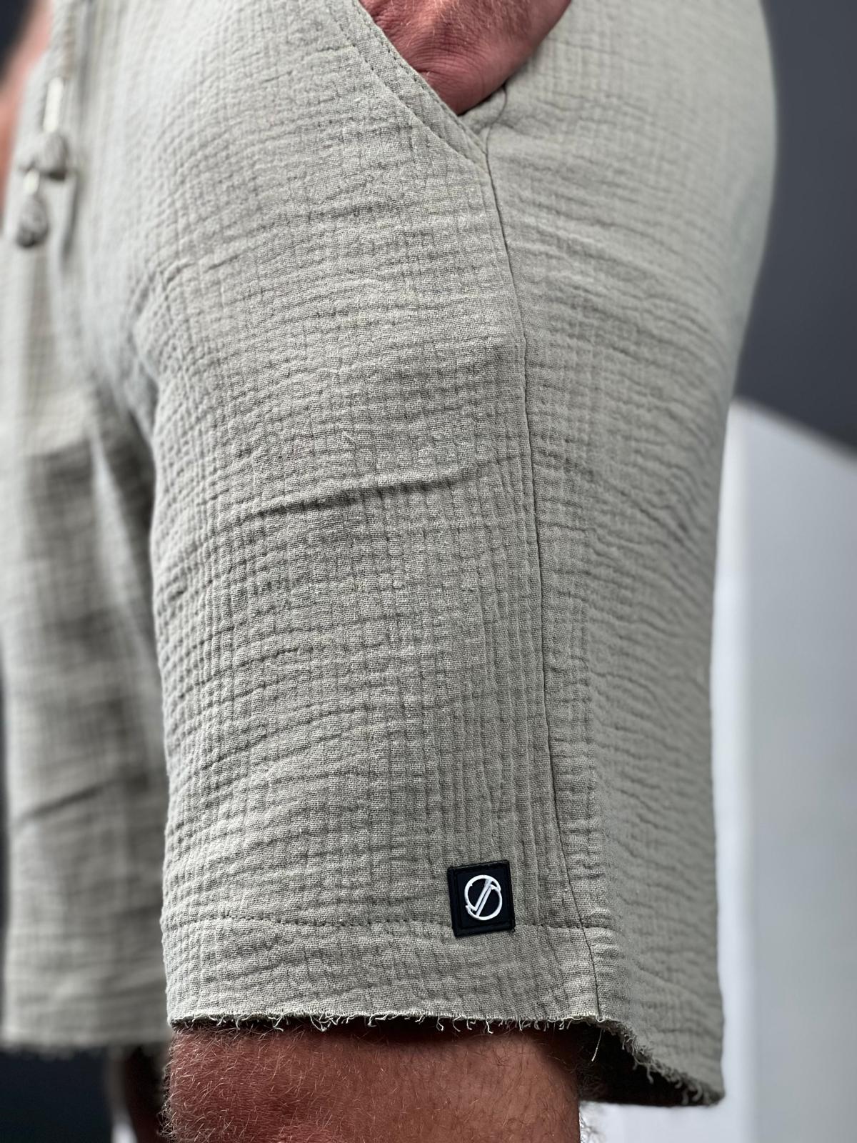 Comfortable and soft short linen pants with a delicate torn finish from the Soliton Collection.