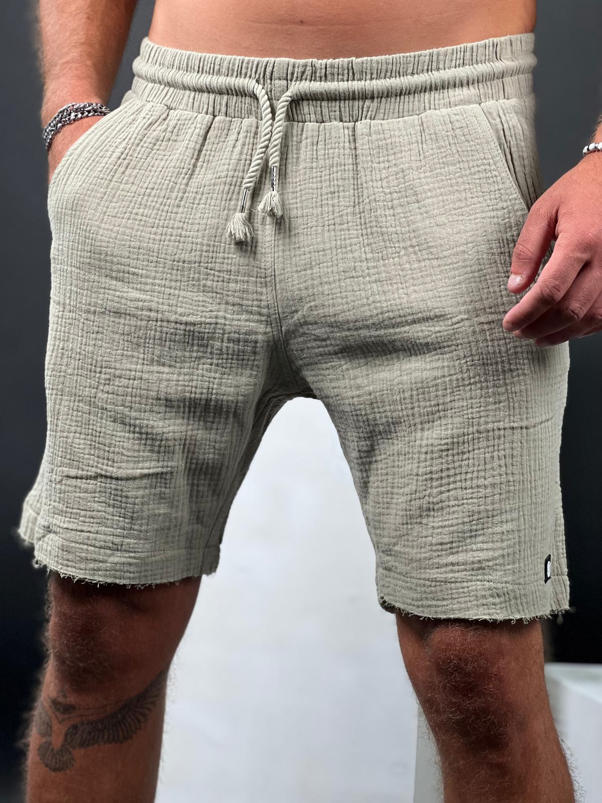 Comfortable and soft short linen pants with a delicate torn finish from the Soliton Collection.