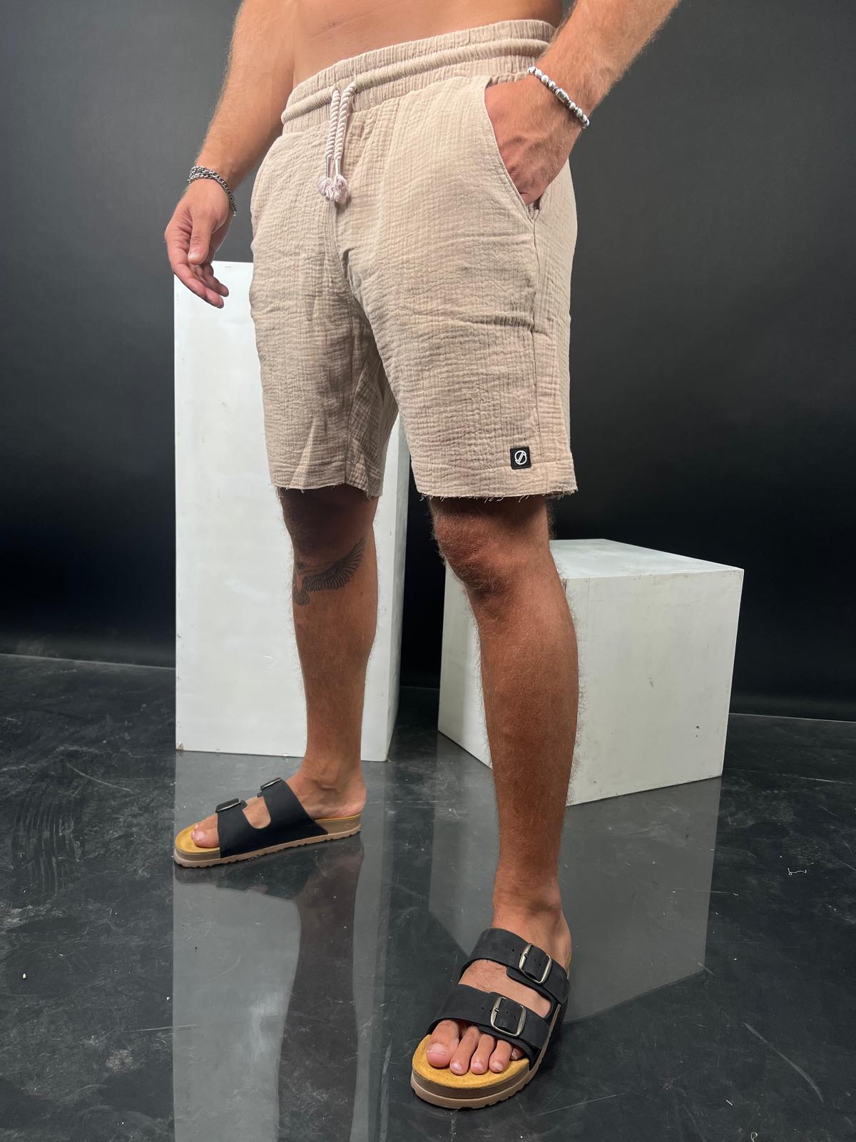 Comfortable and soft short linen pants with a delicate torn finish from the Soliton Collection.