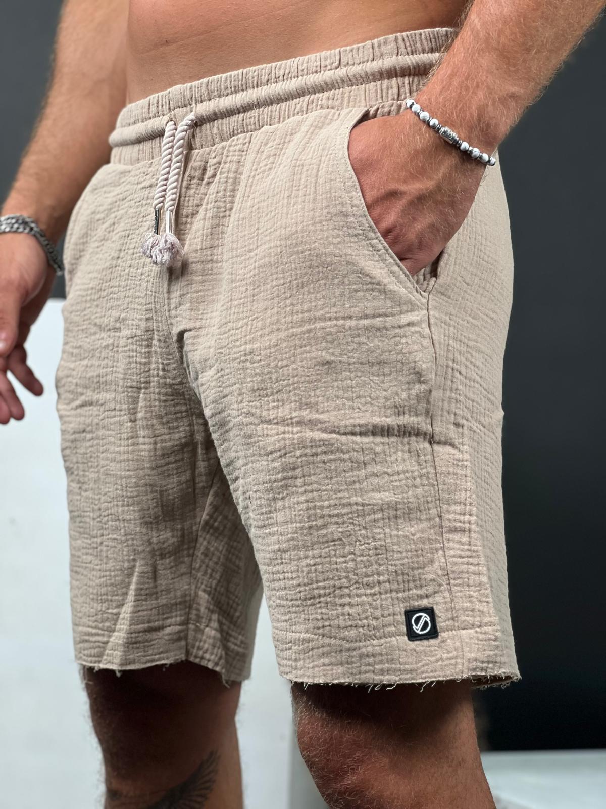 Comfortable and soft short linen pants with a delicate torn finish from the Soliton Collection.