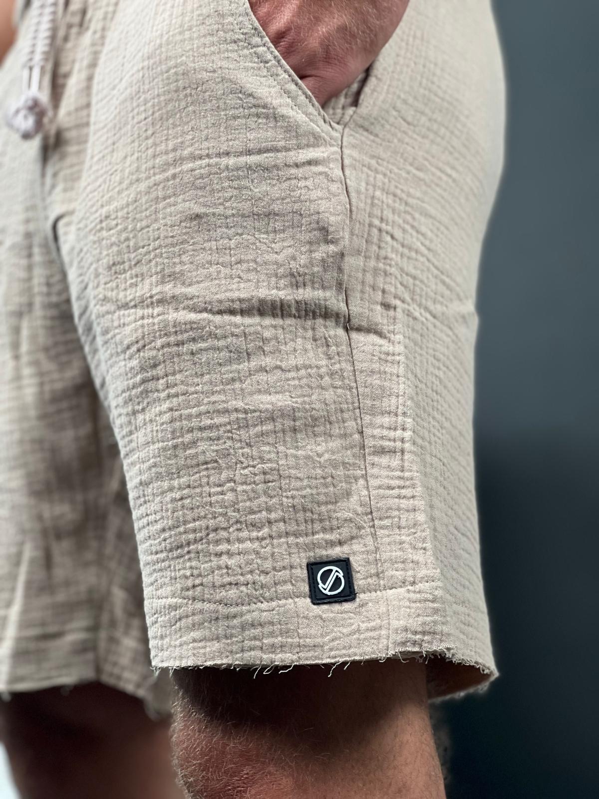 Comfortable and soft short linen pants with a delicate torn finish from the Soliton Collection.