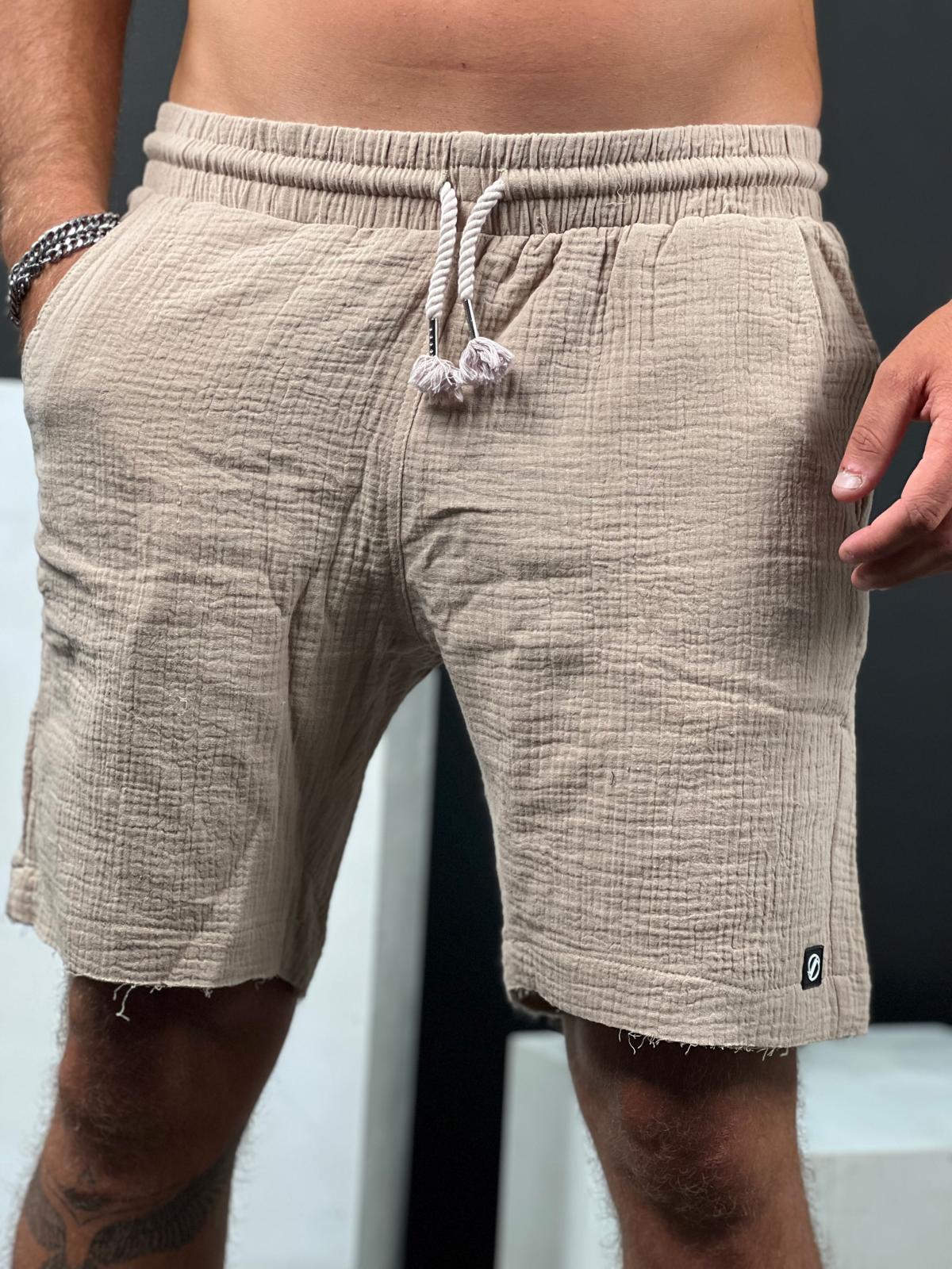 Comfortable and soft short linen pants with a delicate torn finish from the Soliton Collection.