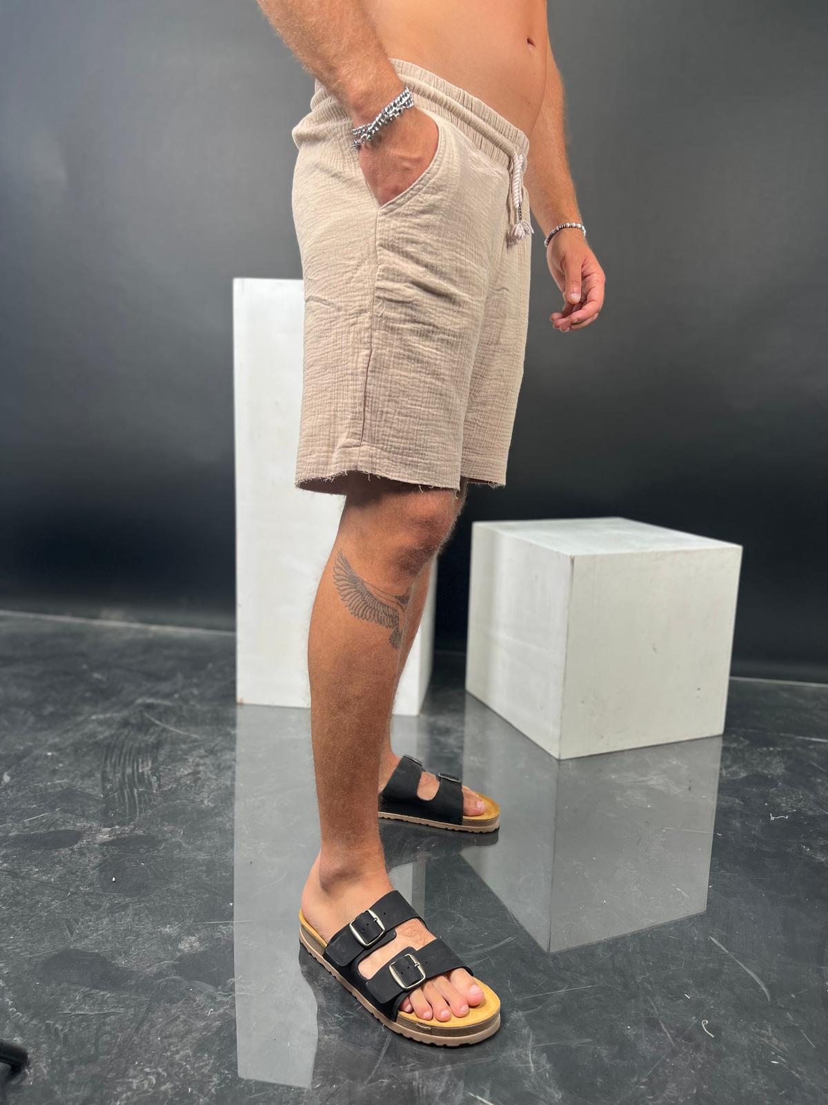 Comfortable and soft short linen pants with a delicate torn finish from the Soliton Collection.