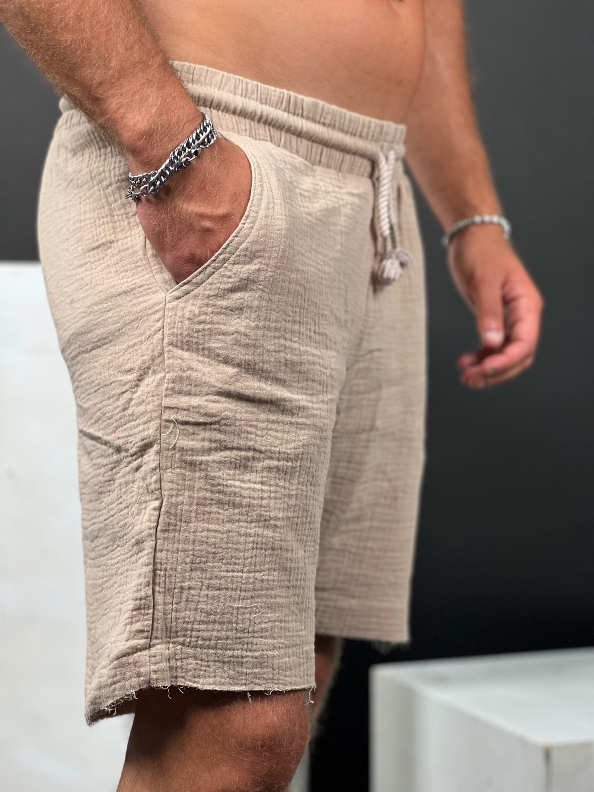 Comfortable and soft short linen pants with a delicate torn finish from the Soliton Collection.
