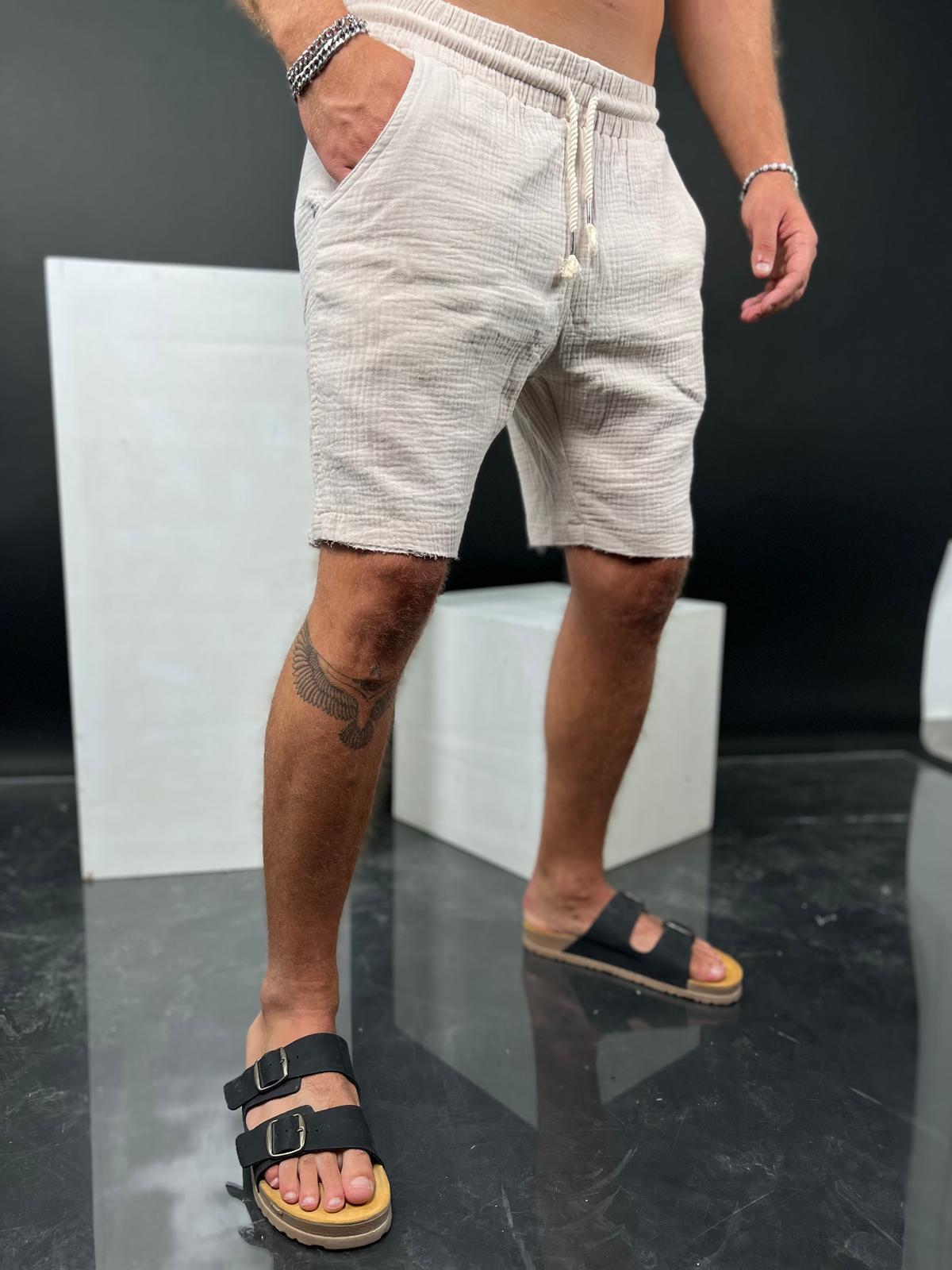 Comfortable and soft short linen pants with a delicate torn finish from the Soliton Collection.