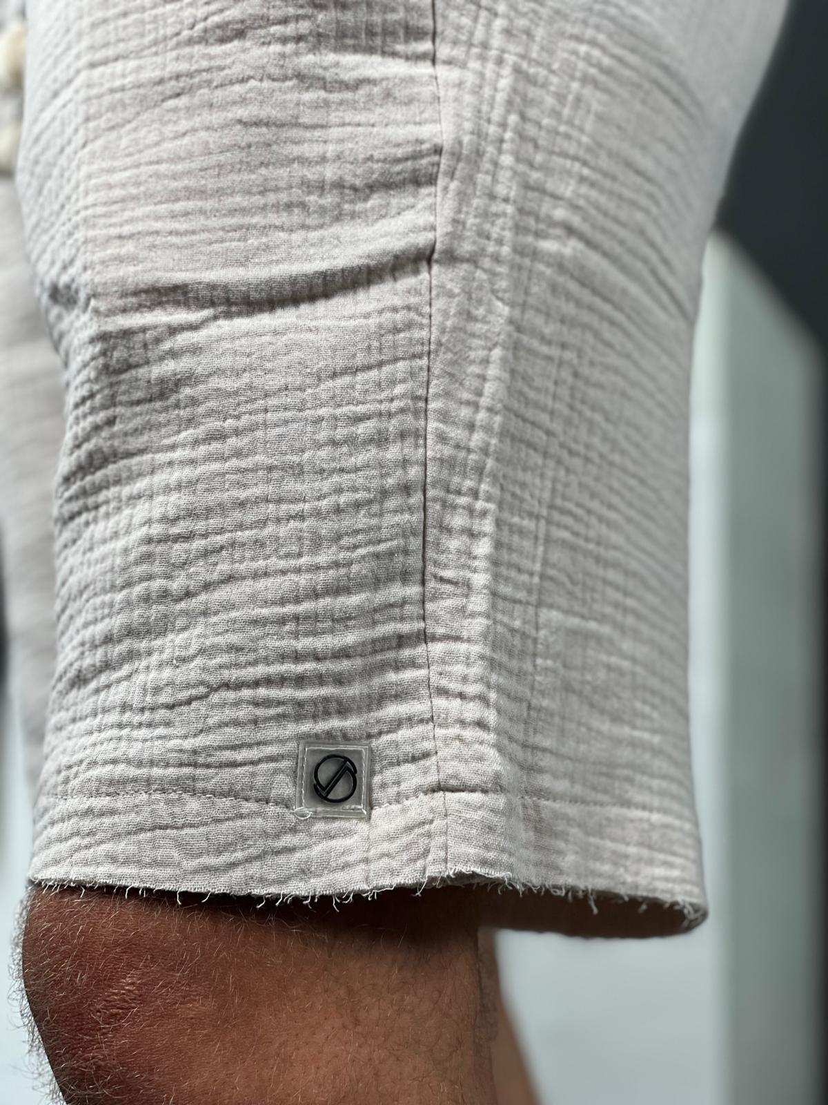 Comfortable and soft short linen pants with a delicate torn finish from the Soliton Collection.