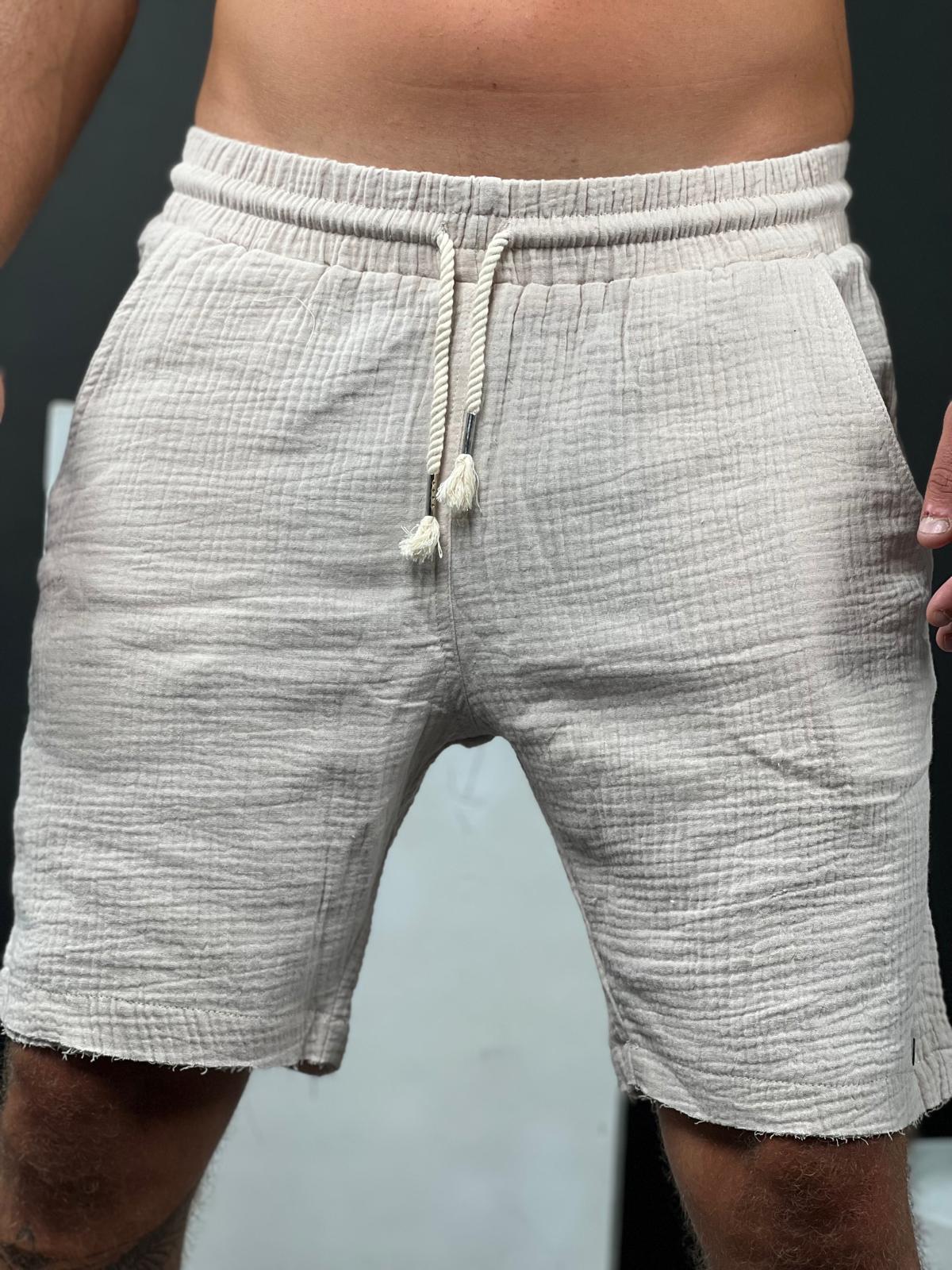 Comfortable and soft short linen pants with a delicate torn finish from the Soliton Collection.