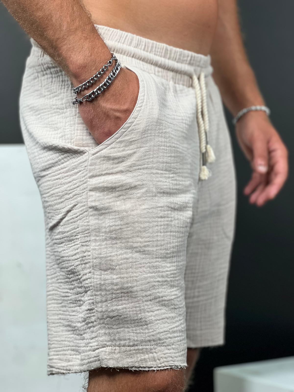 Comfortable and soft short linen pants with a delicate torn finish from the Soliton Collection.