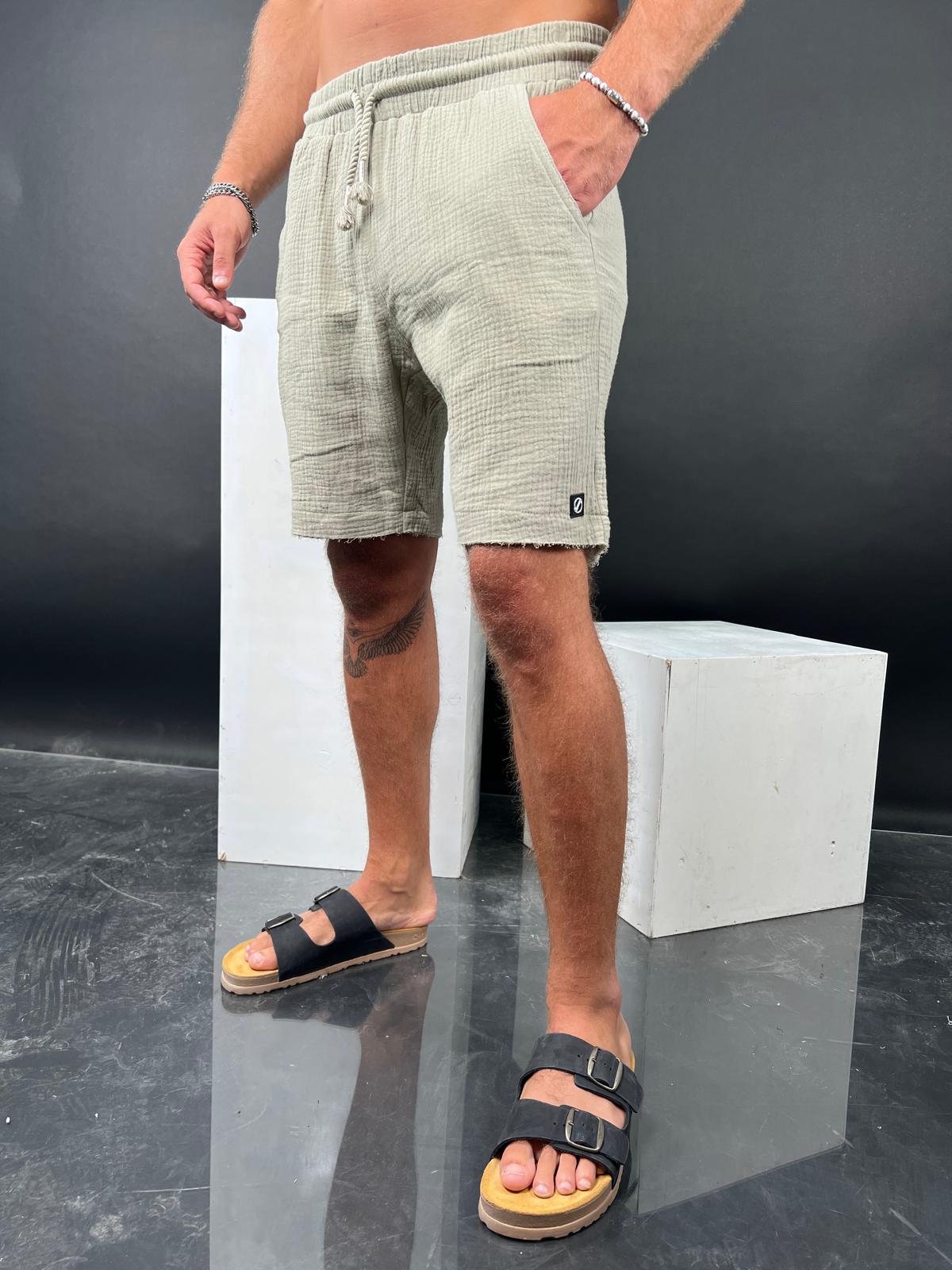 Comfortable and soft short linen pants with a delicate torn finish from the Soliton Collection.
