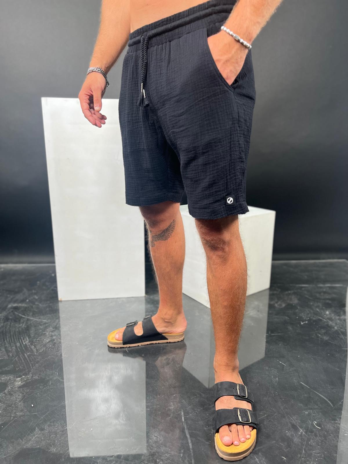 Comfortable and soft short linen pants with a delicate torn finish from the Soliton Collection.