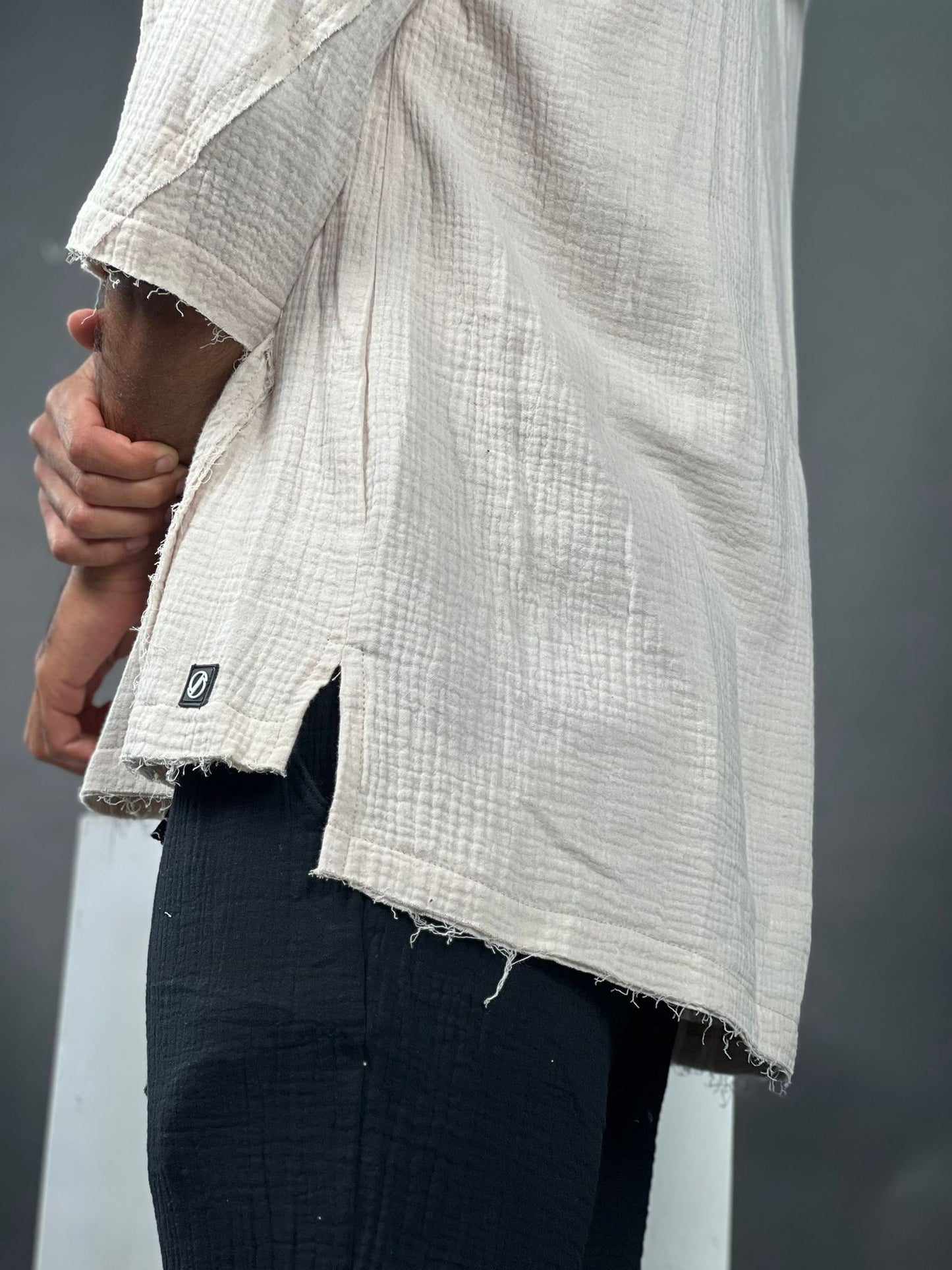 Hoodie with a V-neck made of linen, Soliton collection