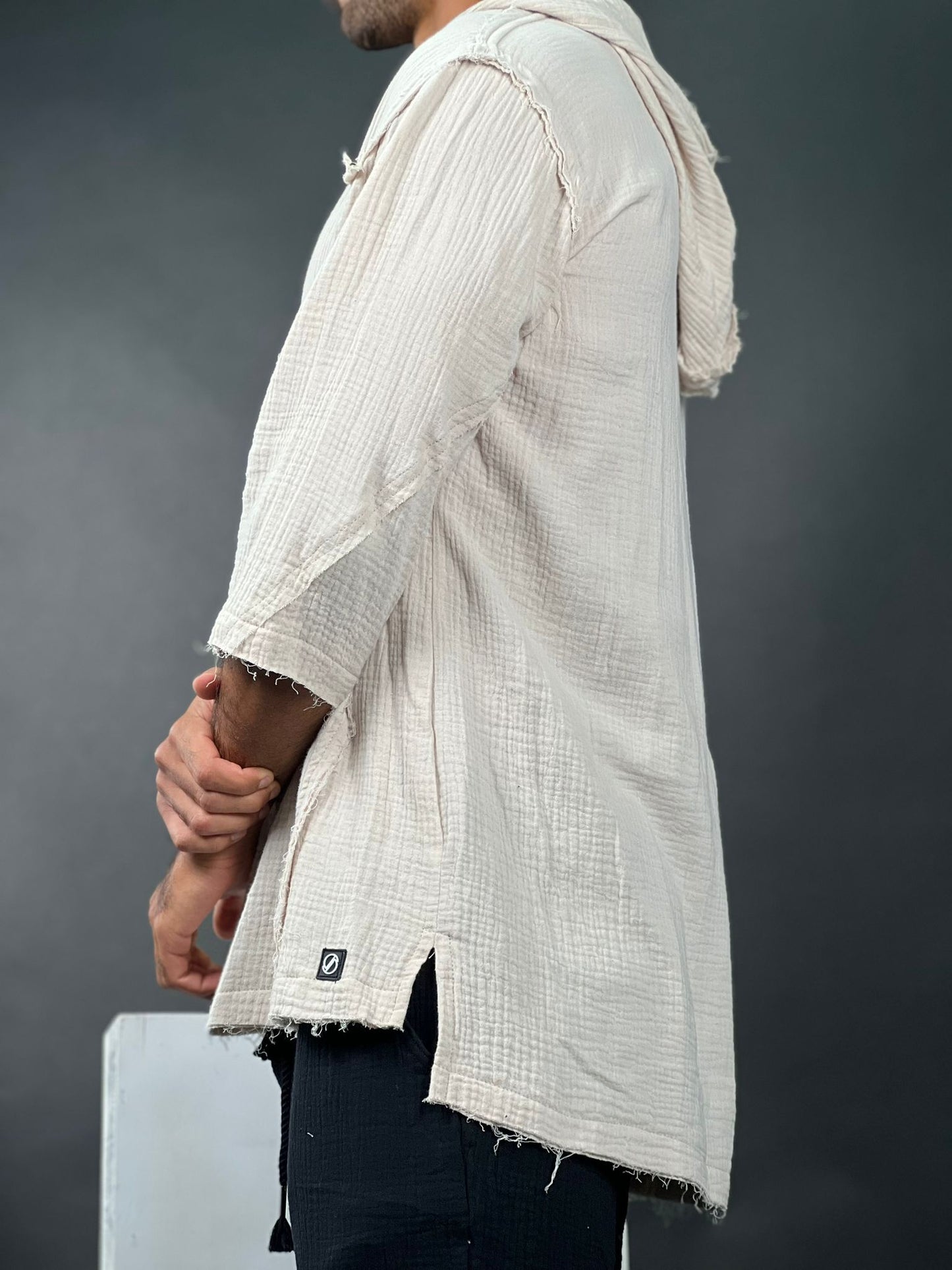 Hoodie with a V-neck made of linen, Soliton collection