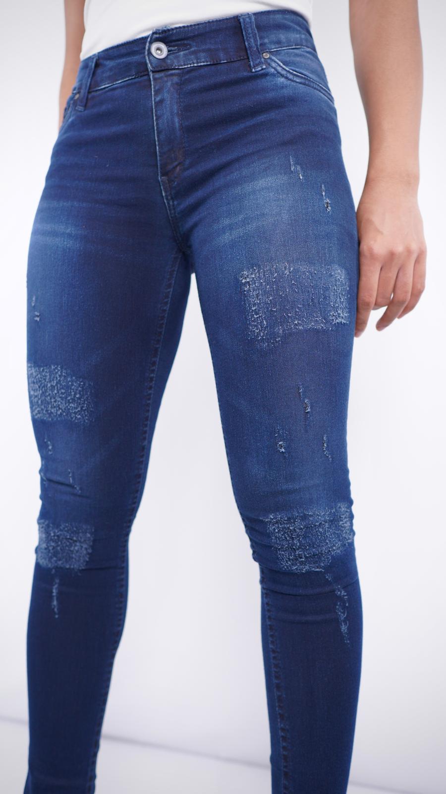 EM-S22 – Women’s Low-Rise Dark Blue Skinny Jeans with Subtle Fading & Frayed Hem