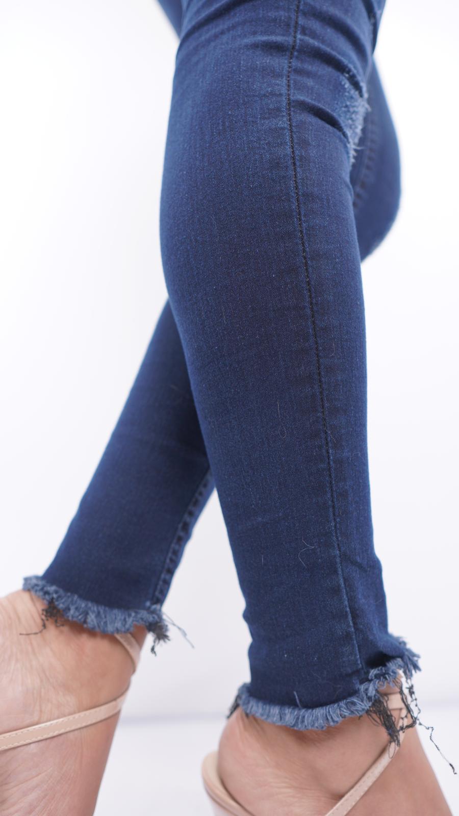 EM-S22 – Women’s Low-Rise Dark Blue Skinny Jeans with Subtle Fading & Frayed Hem